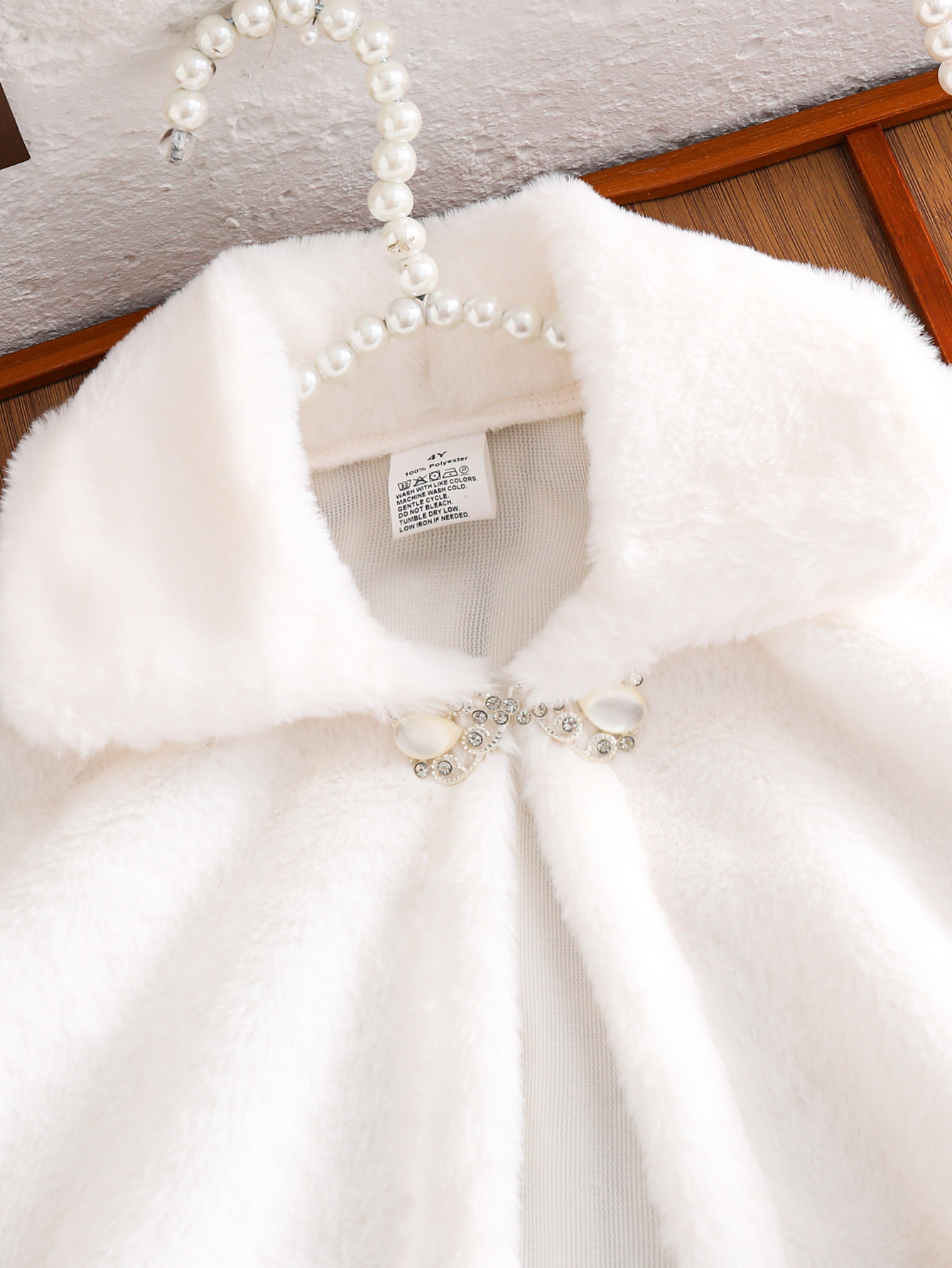 A Warm White Princess Shawl Ca - Winter Clothing Activity recension och pris