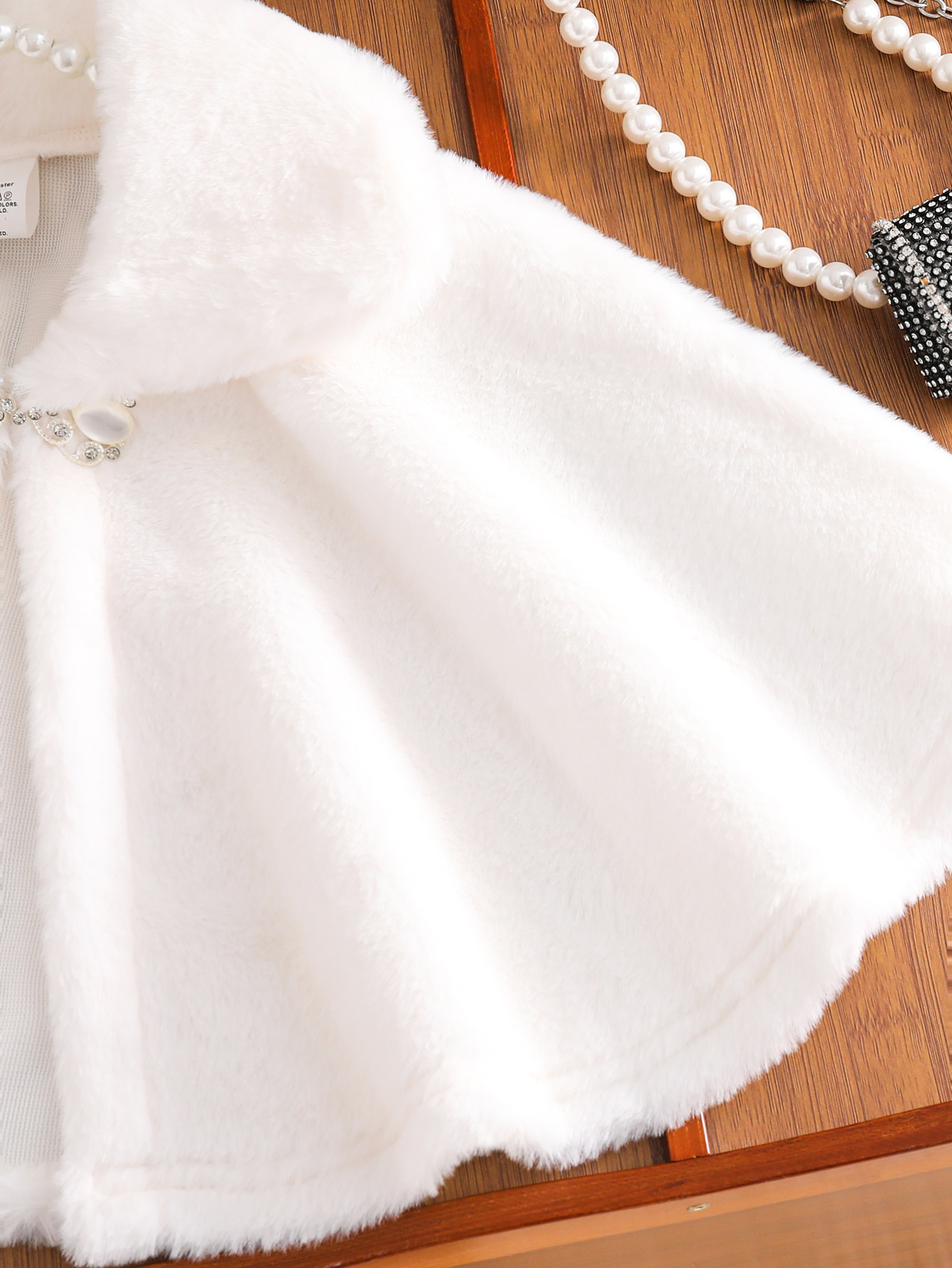 A Warm White Princess Shawl Ca - Winter Clothing Activity recension och pris